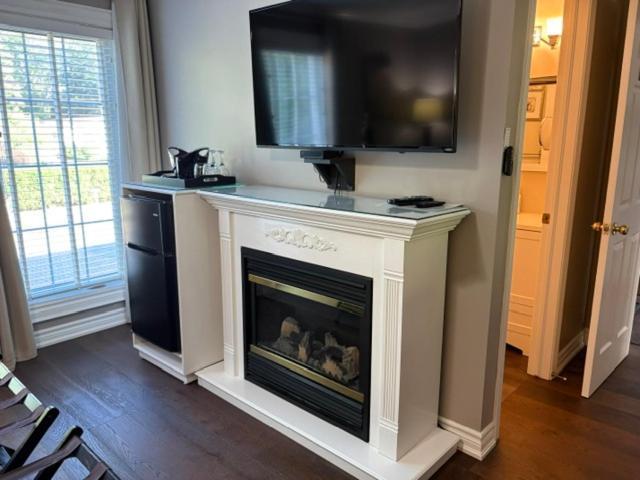 Wilkes King Room