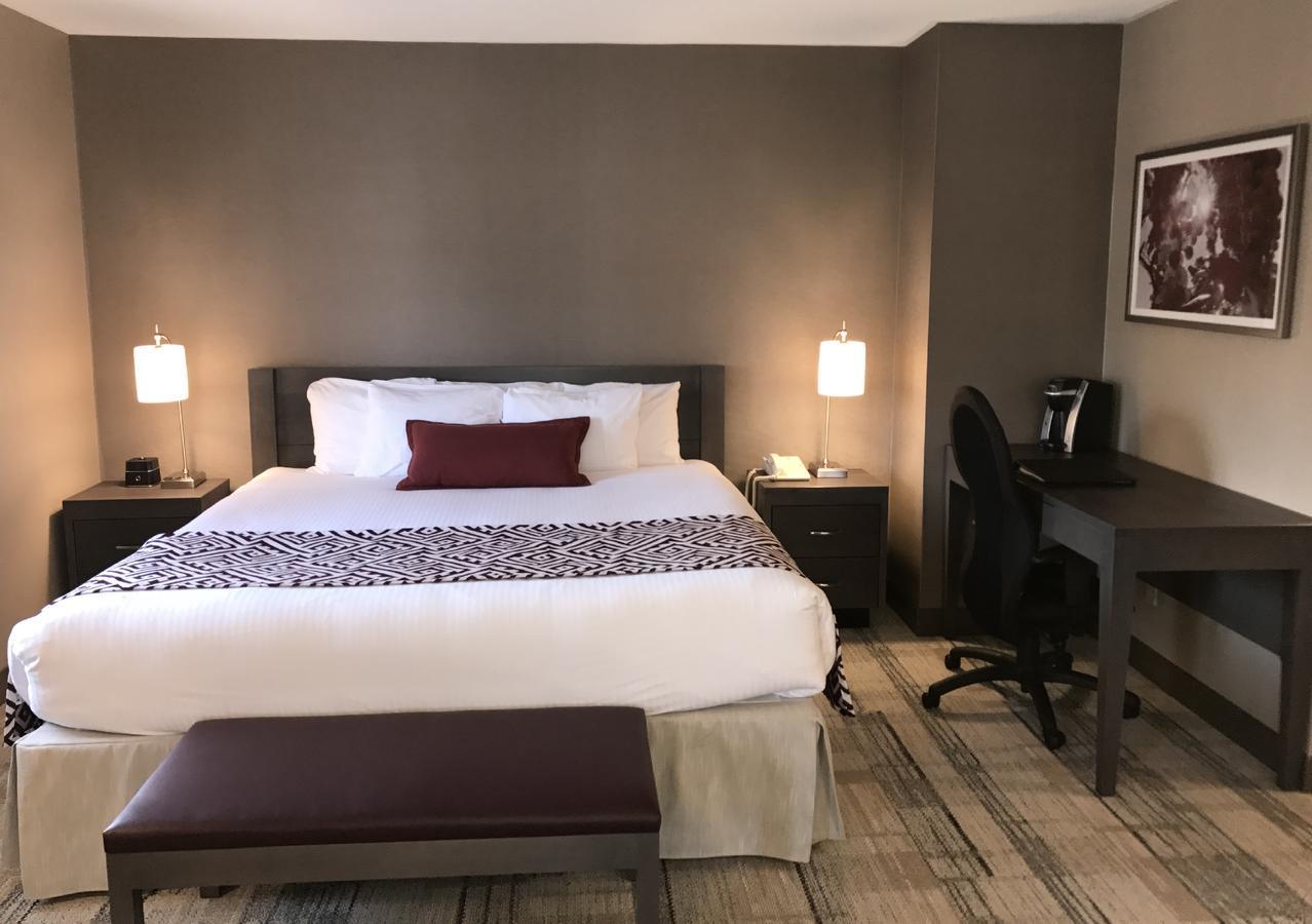 King Suite with Fireplace,1361941400:JPEG